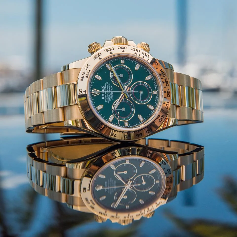 Valutazione Rolex Oyster Perpetual 116508 Green Dial appoggiato su tavolino con sfondo sfuocato