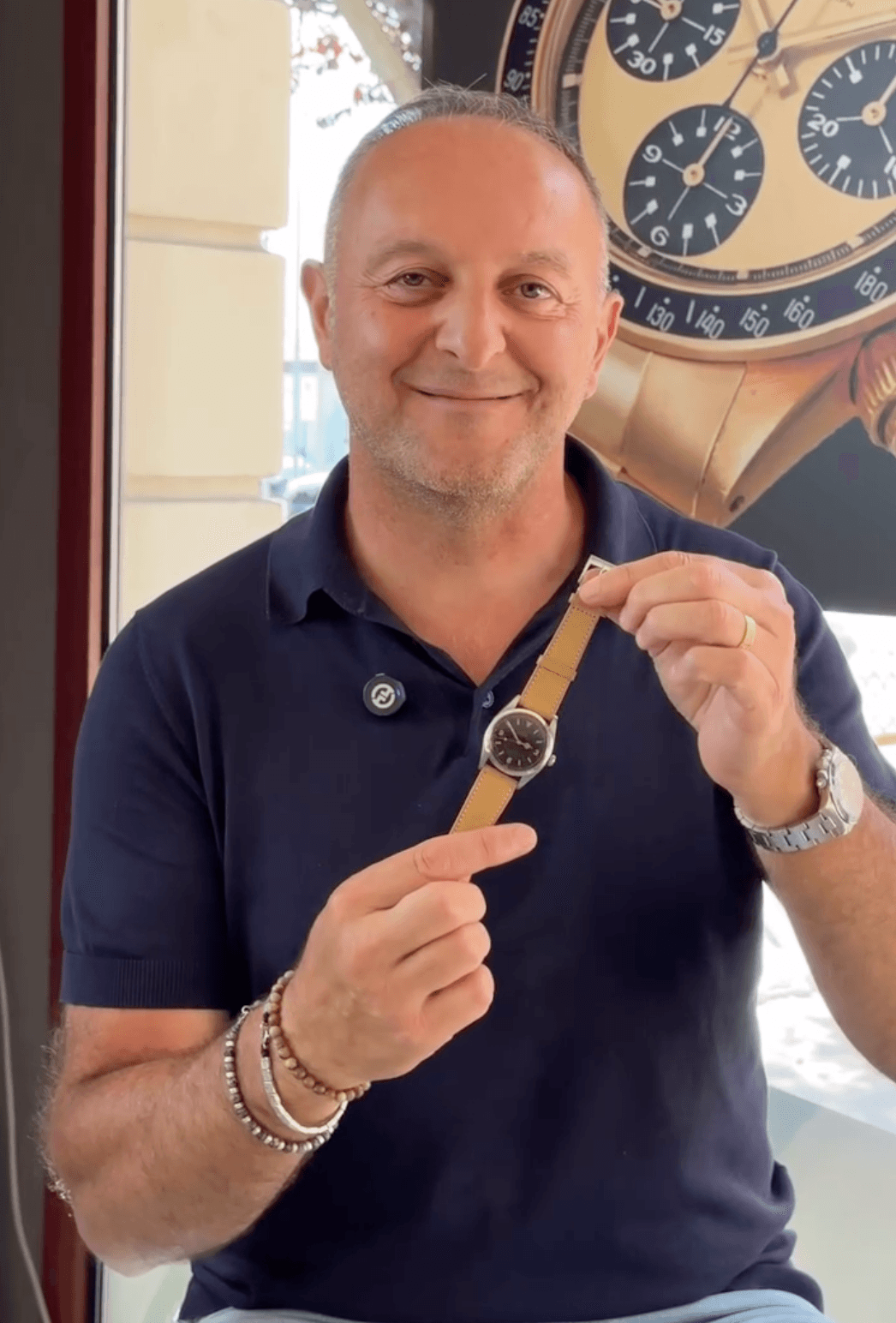 Valutazione Rolex: guida pratica 2026 1 Esperto di valutazione Rolex con un Rolex Explorer in mano