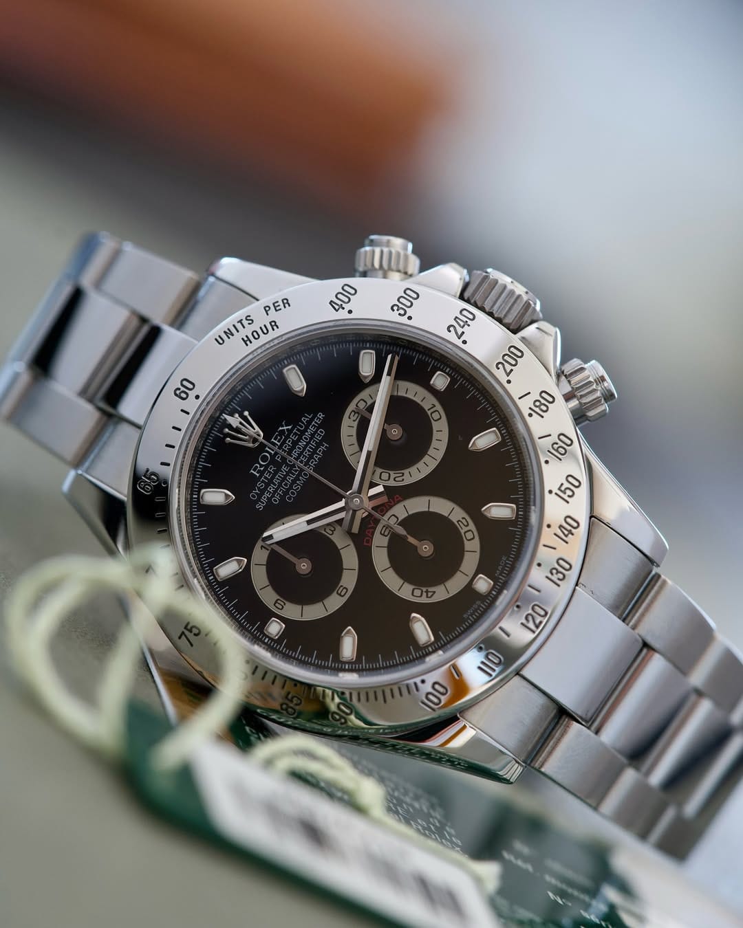 Rolex Daytona 116520 appoggiato su una scrivania