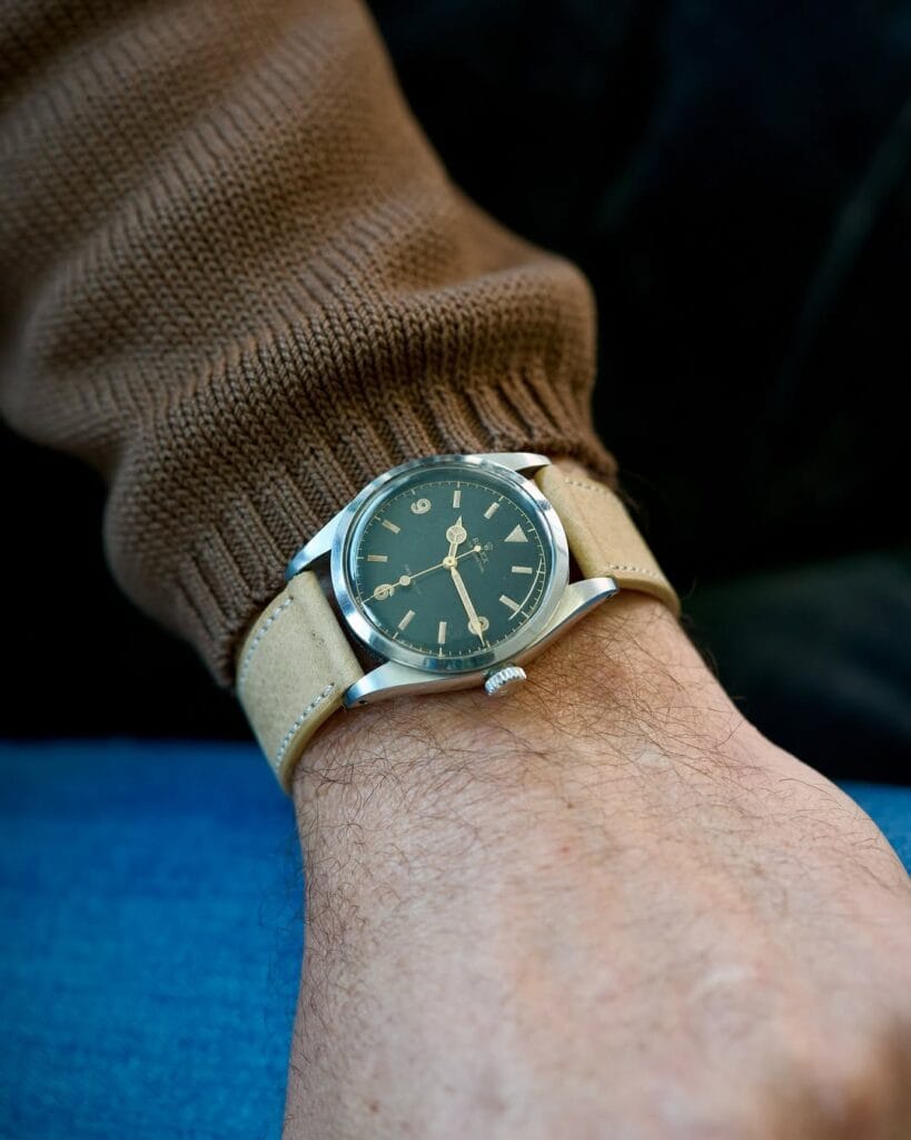 Un Rolex 6150 del 1953 con cinturino in pelle indossato al polso