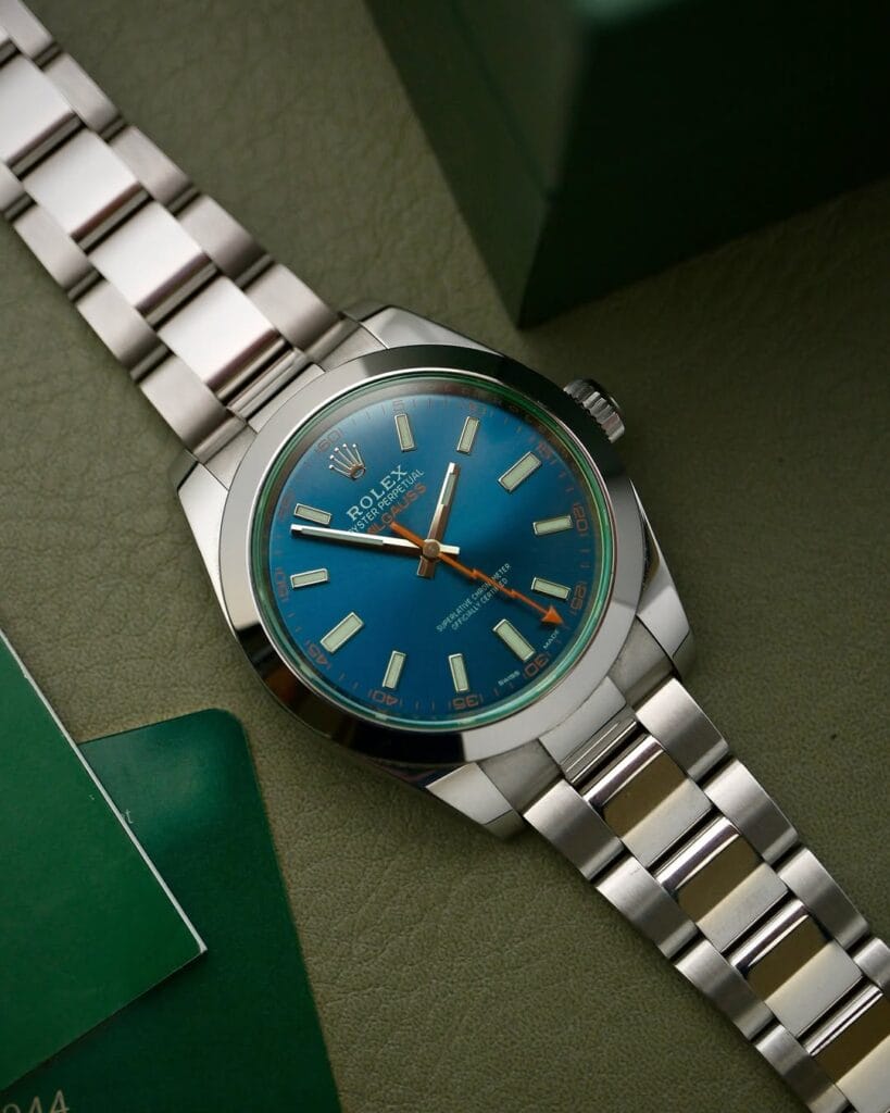 Rolex Milgauss 116400 appoggiato su un tavolo con scatola e garanzia ufficiale