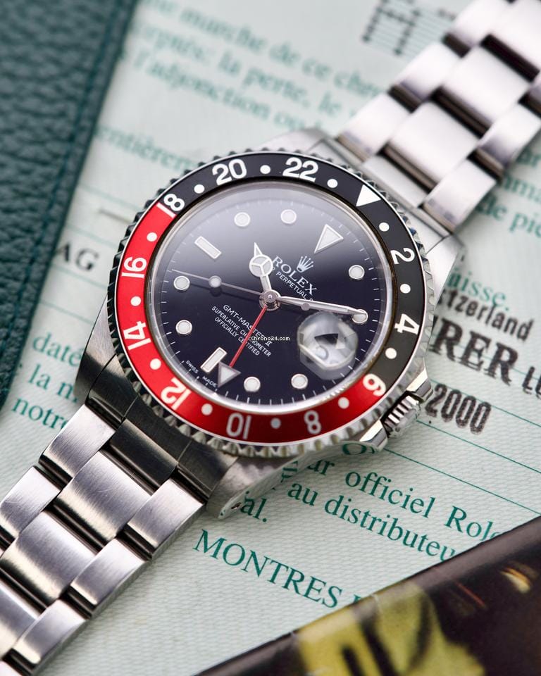 Rolex GMT‑Master II vs GMT‑Master 3 Rolex GMT-Master II 16710 appoggiato su tavolo con garanzia parte 2