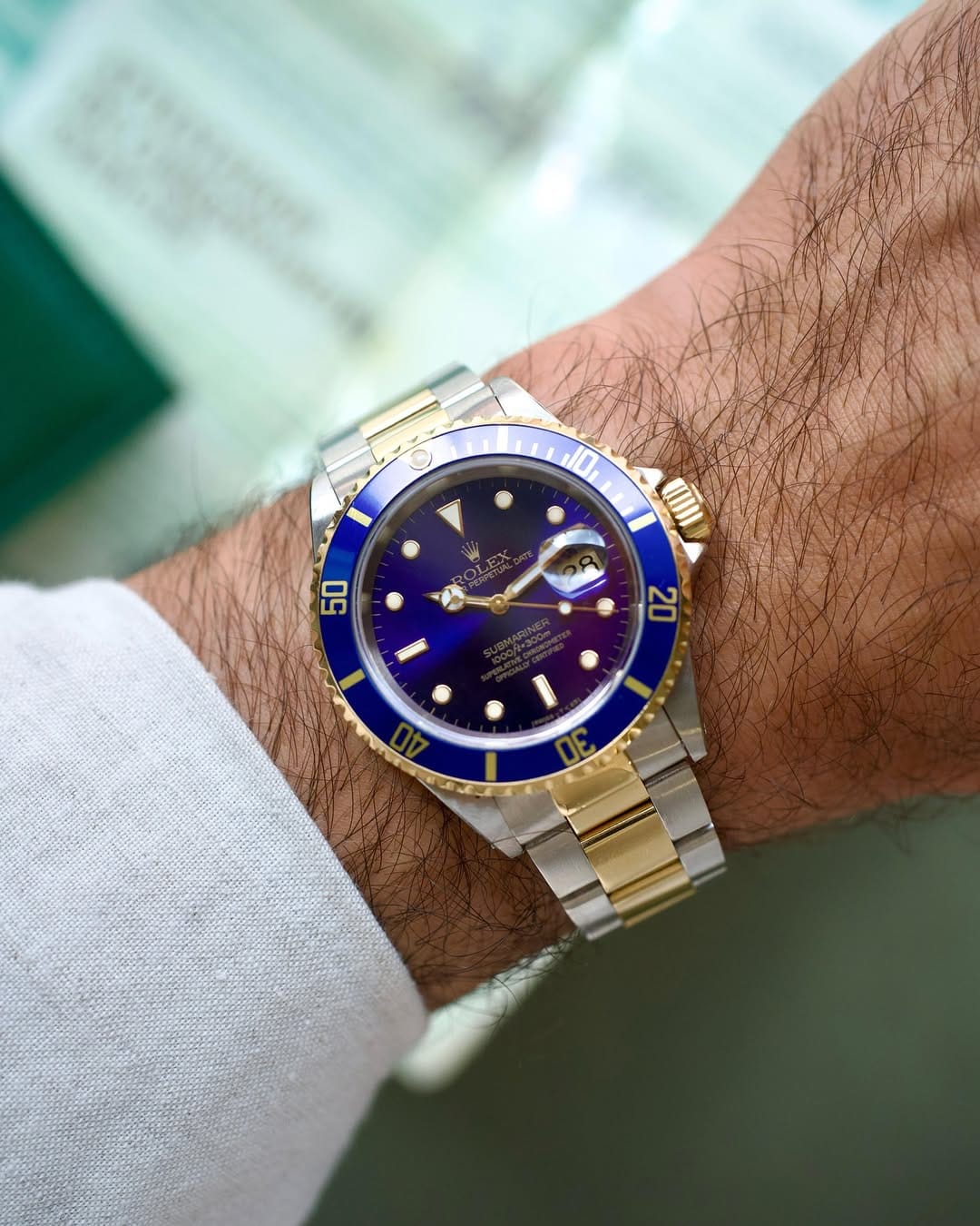 Rolex Submariner 16613 con quadrante virato blu-viola indossato al polso