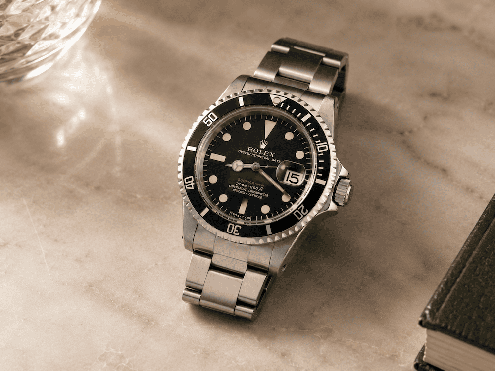Rolex 1680 Submariner (Sub Red) appoggiato su tavolo