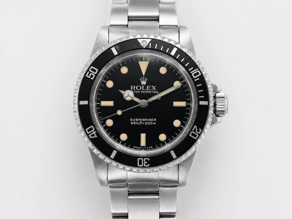 Rolex 5513 Submariner in evidenza con sfondo bianco