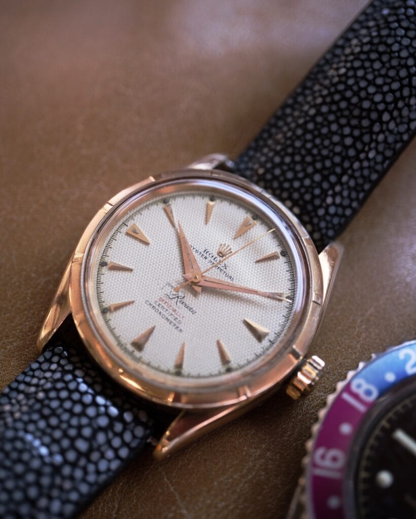 Rolex Bubbleback (Ovettone), Padellone 8171 e 6062: i grandi vintage Rolex 4 Rolex Ovettone appoggiato sul tavolo vicino a GMT