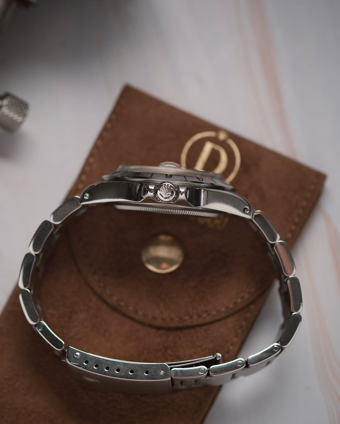 Chiusura Rolex: Oysterlock, Glidelock, Crownclasp e cosa dicono del tuo orologio 1 Chiusura Rolex Explorer II 1655 freccione