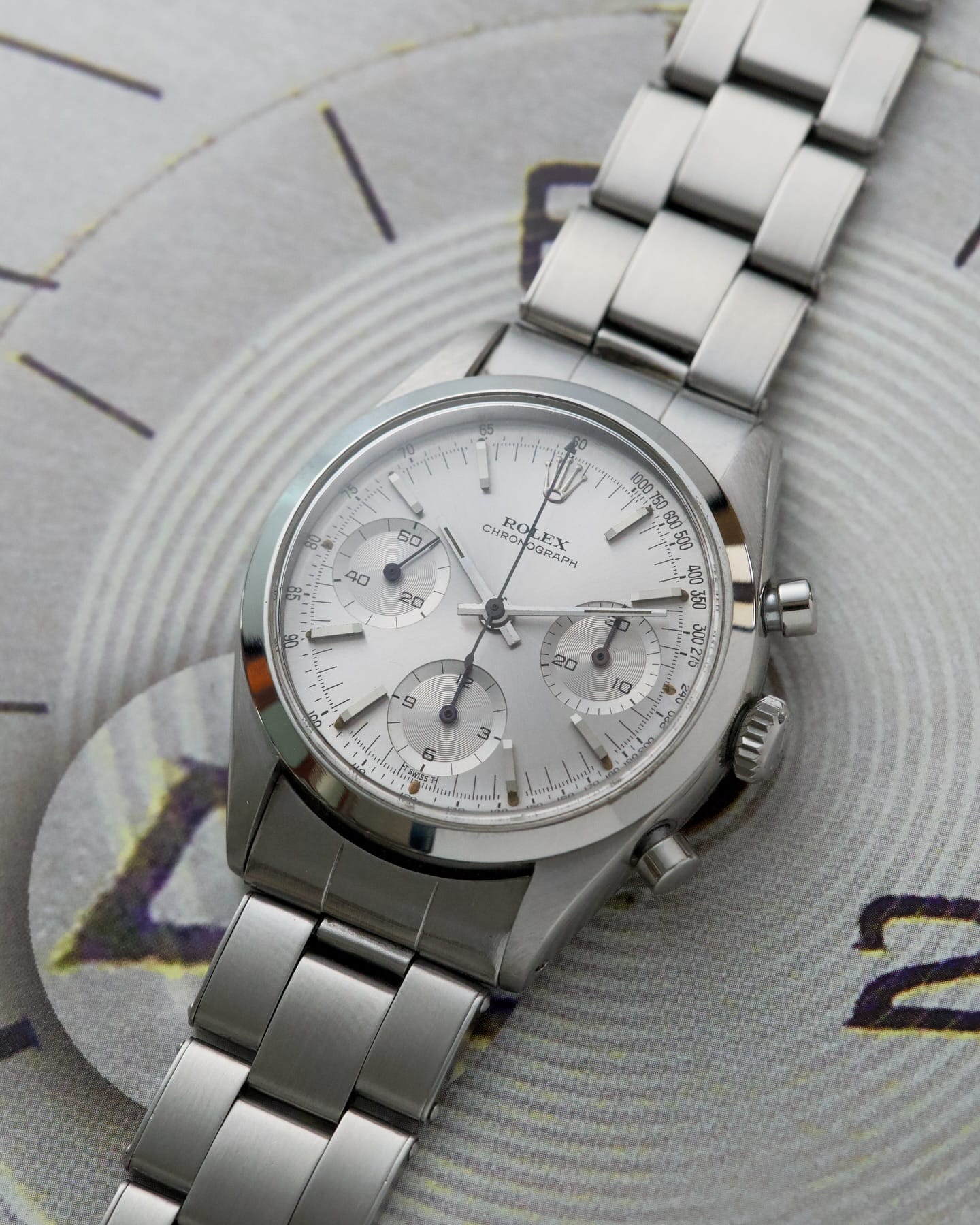 Rolex Pre Daytona anno 1964 appoggiato su tavolo