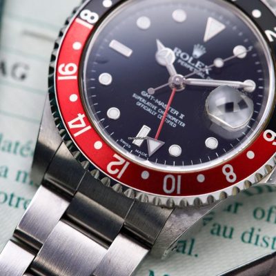 Rolex GMT-Master II 16710 appoggiato su tavolo con garanzia dettaglio di fronte