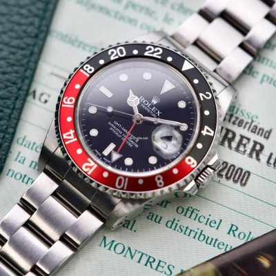 Rolex GMT-Master II 16710 appoggiato su tavolo con garanzia parte 2