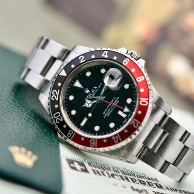 Rolex GMT-Master II 16710 appoggiato su tavolo con garanzia