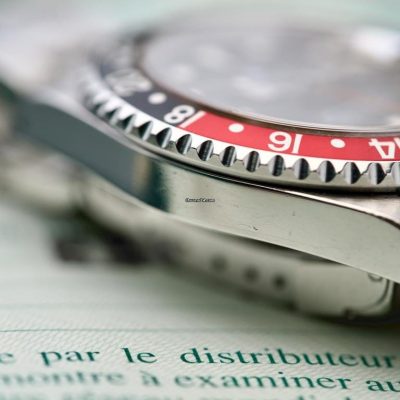 Rolex GMT-Master II 16710 dettaglio laterale con garanzia sullo sfondo