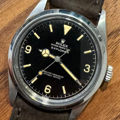 Rolex Explorer 1016 in vendita appoggiato sul tavolo