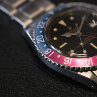 Rolex GMT-Master 1675 (Pepsi) in vendita appoggiato su tavolo